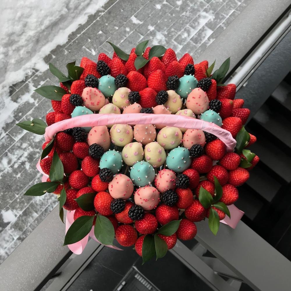Букет клубника в шоколаде с хризантемами