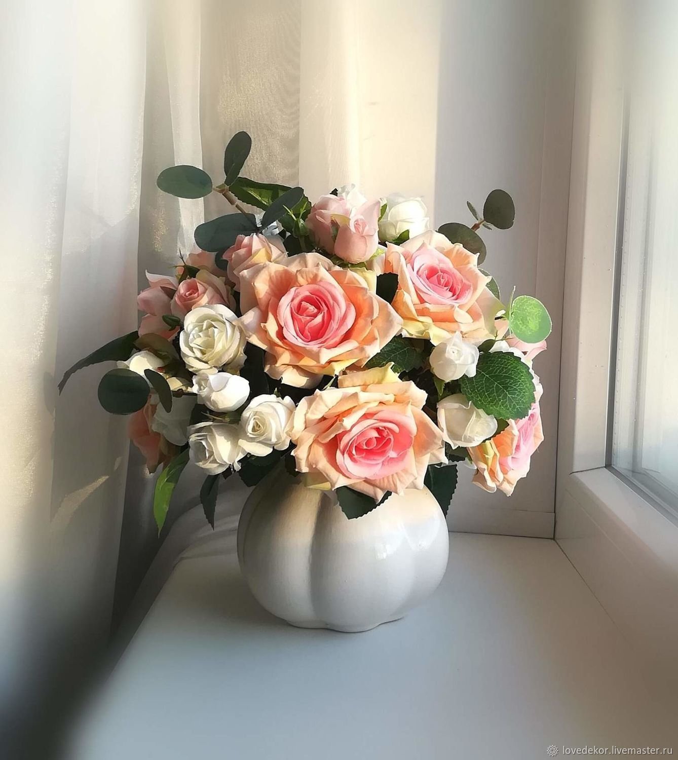 Букеты роз в вазе на столе. Цветы в вазе. Букеты в вазах. Цветочки в вазе. Изысканные букеты.