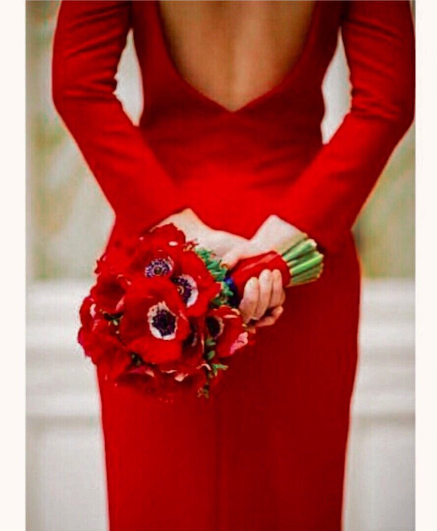Свадебное платье красный букет