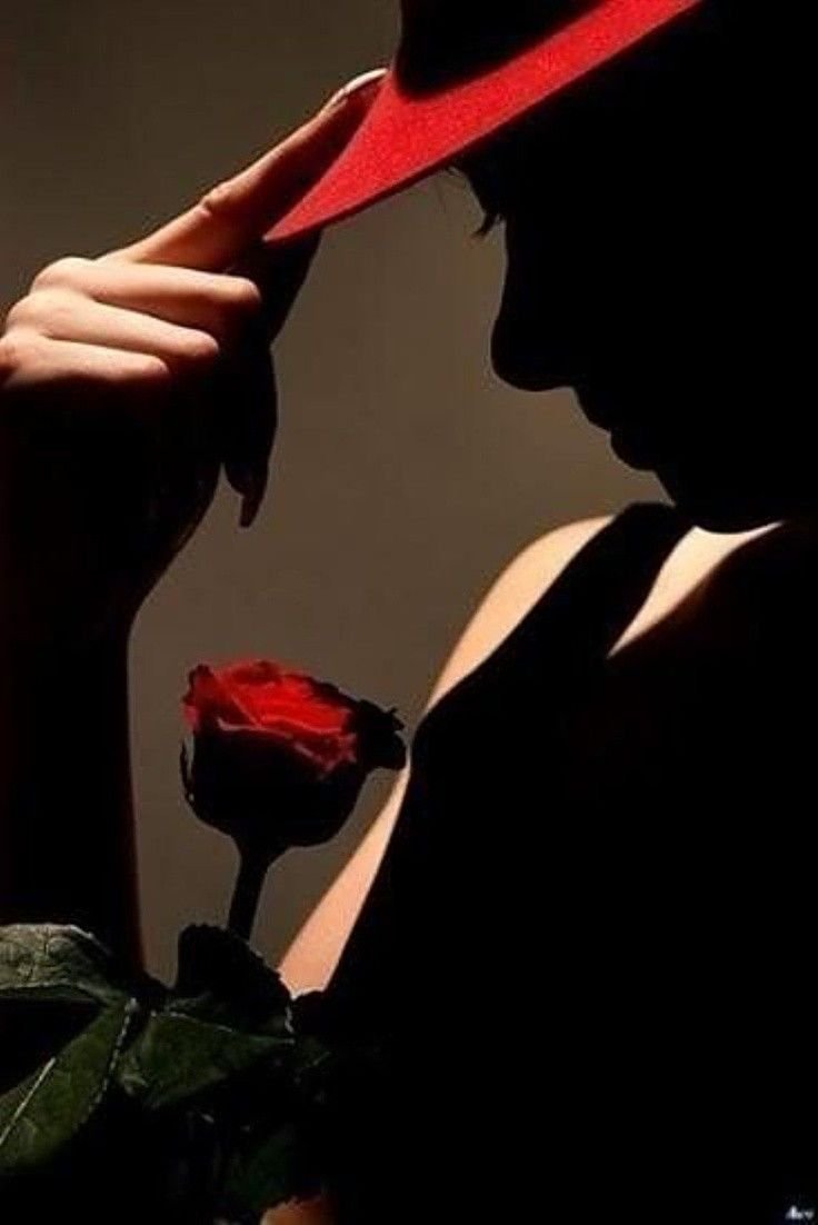 Девушка в черном с красными розами