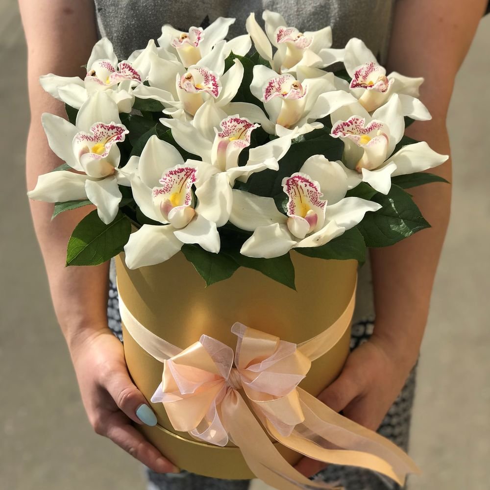 Букет из орхидей и кустовых хризантем