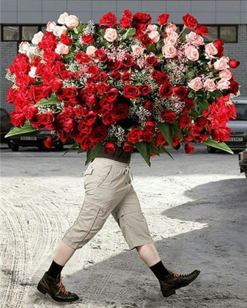 Мужчина с цветами в руках