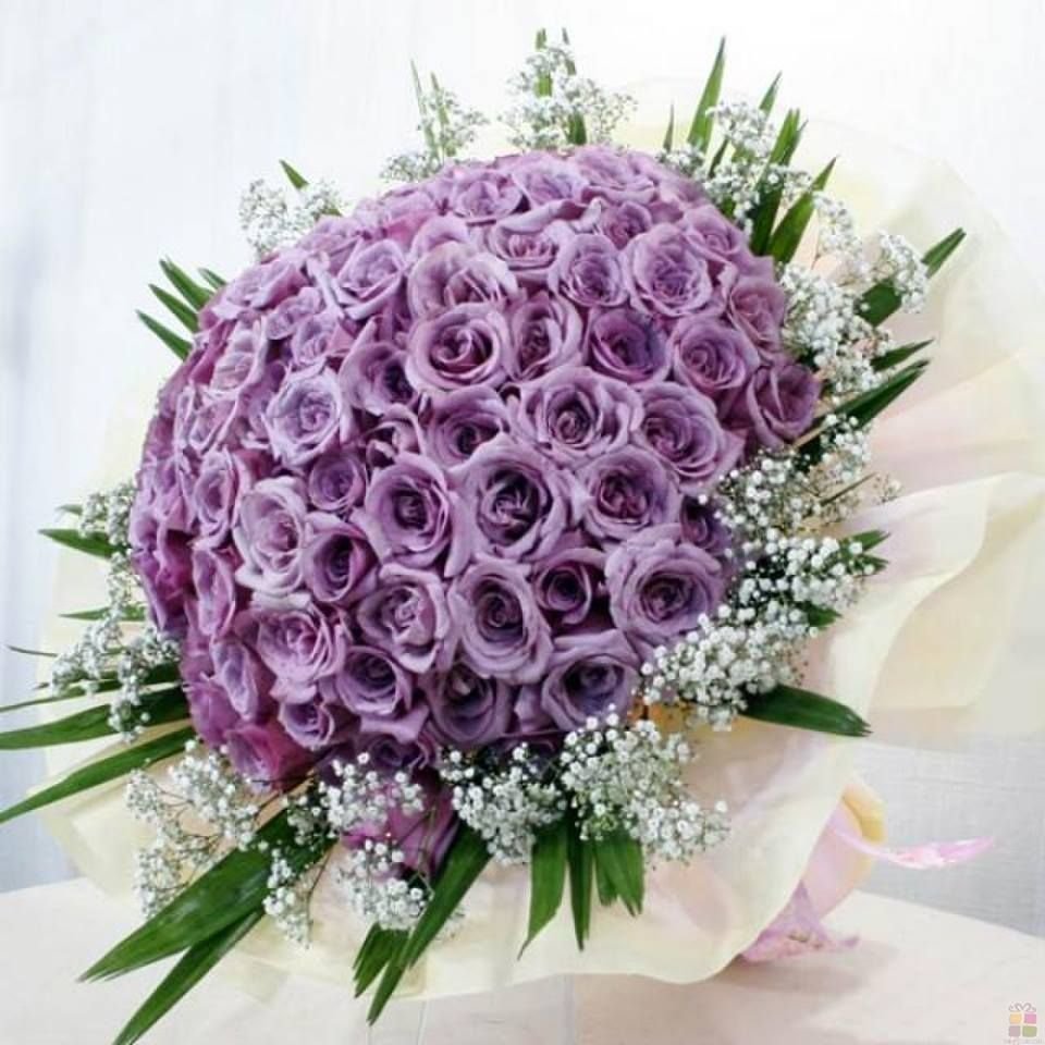 Шикарный букет фиолетовых роз