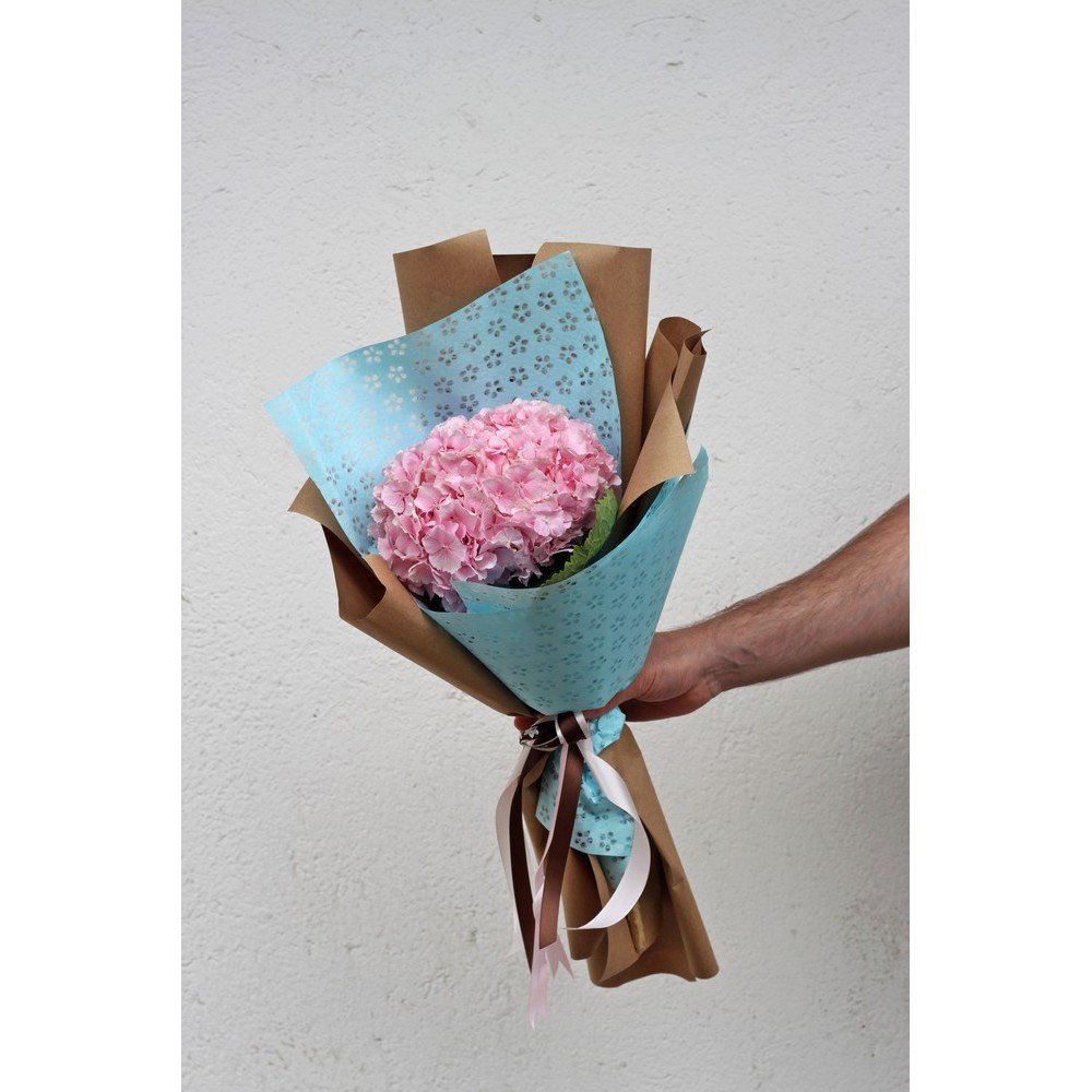 Упаковка цветов в крафтовую бумагу