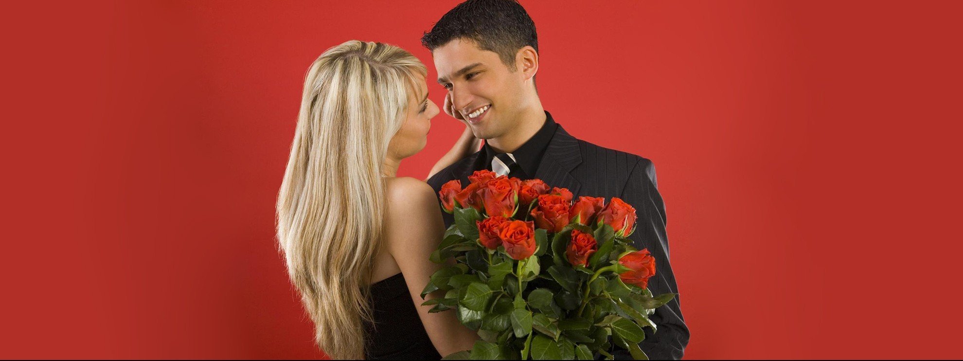 Кто поет песню дарите женщинам цветы. Букет для мужчины. Мужчина дарит букет цветов. Мужчина дарит цветы женщине. Мужчина с букетом роз.