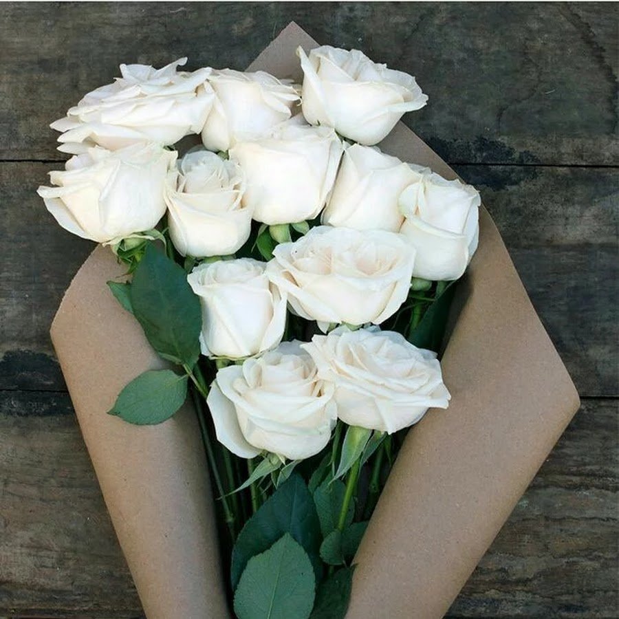 Букет белых роз в руках