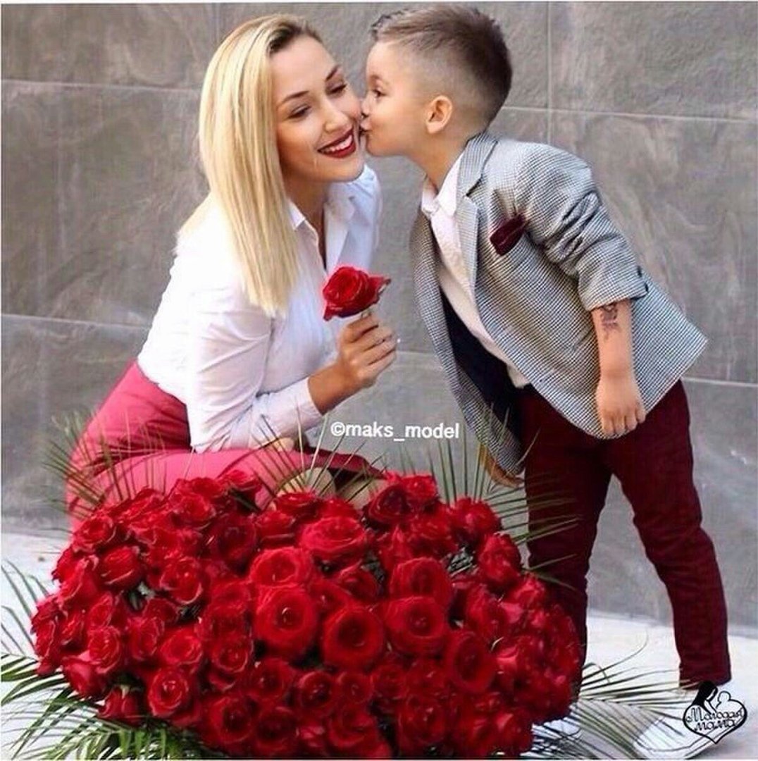 Мама сама взяла. Ребенок дарит цветы маме. Цветы для мамы. Мальчик дарит цветы маме. Букет для мамы.