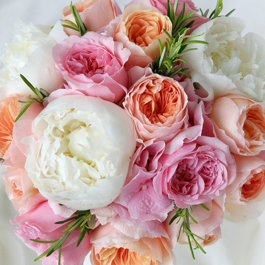 Розовые пионовидные розы букет