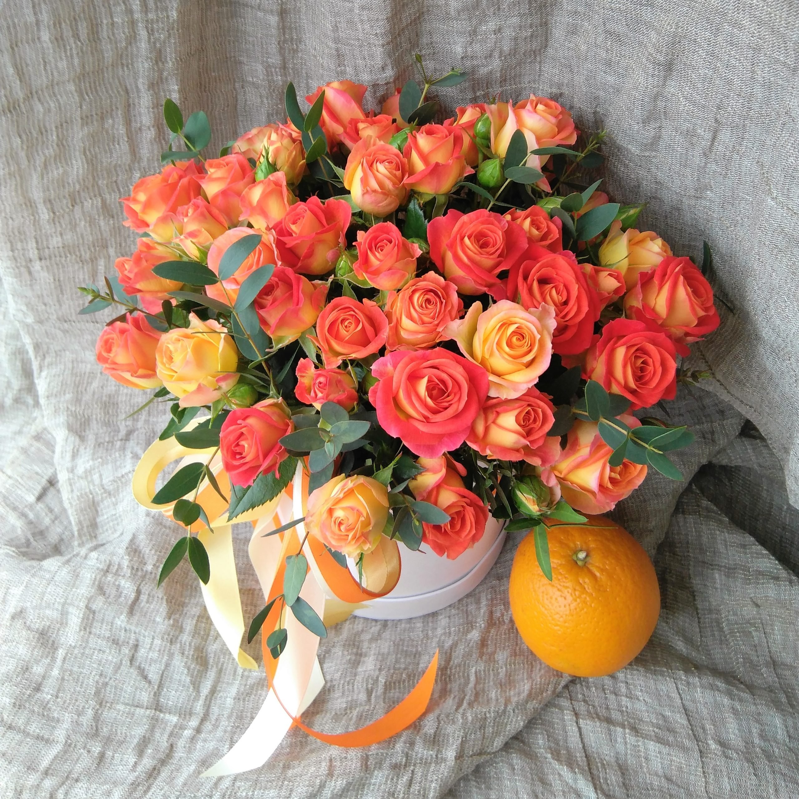 Оранжевые розы в вазе. Кустовые розы оранжевые 11шт. Букет из оранжевых роз. Оранжевые розы букет.