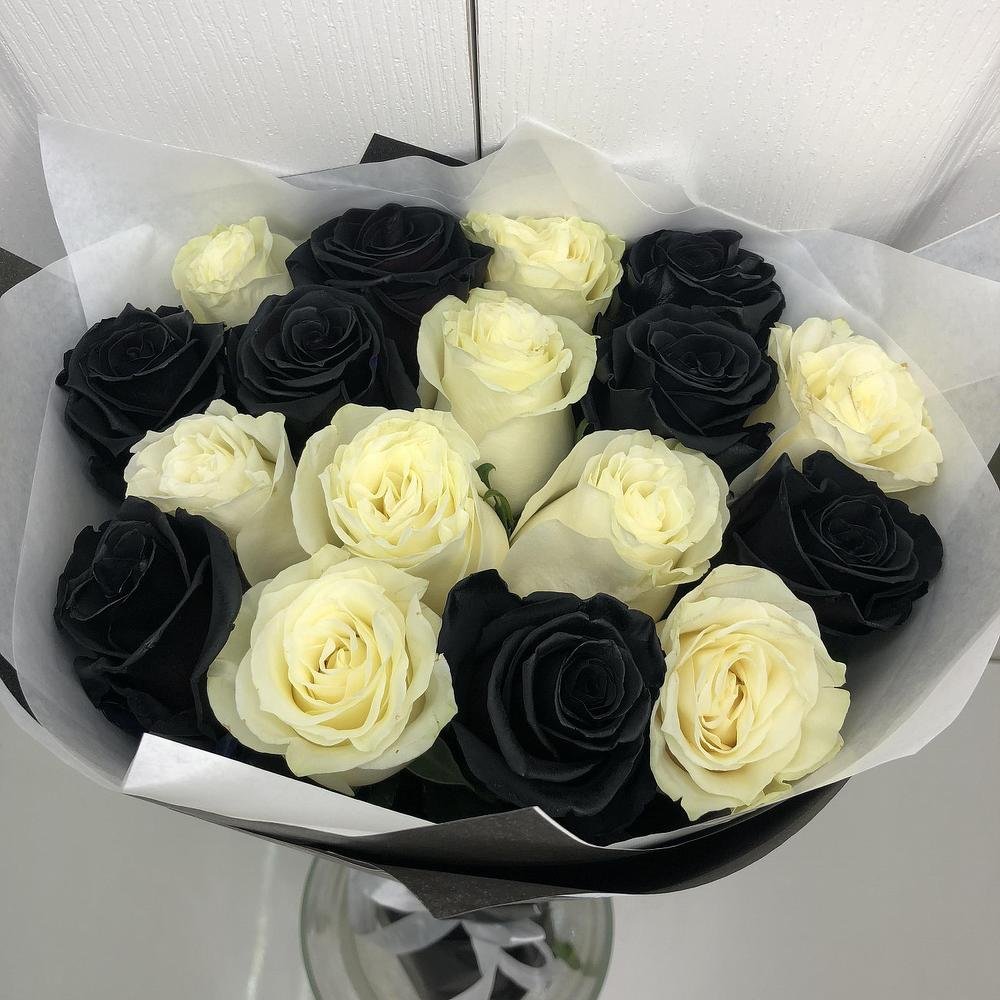 Черные и белые розы букет
