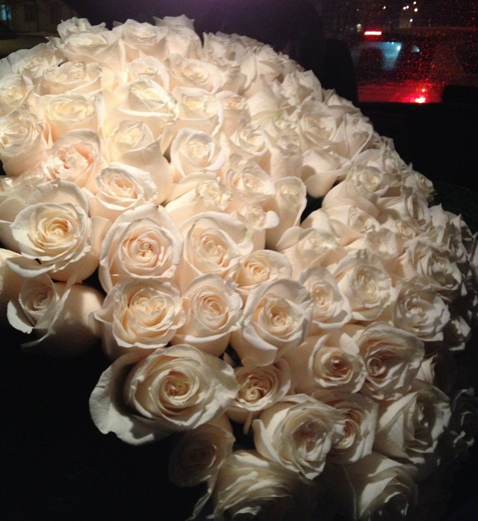Букет белых роз на полу