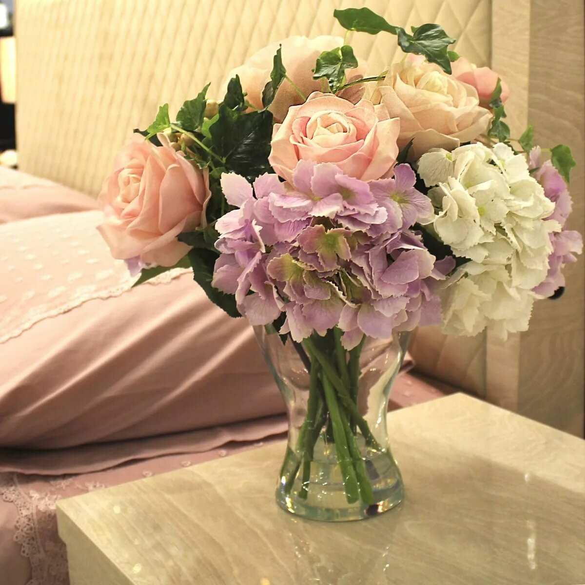 Букеты роз в вазе на столе. Букеты в вазах. Букет в интерьере. Шикарный нежный букет. Букет цветов в вазе.