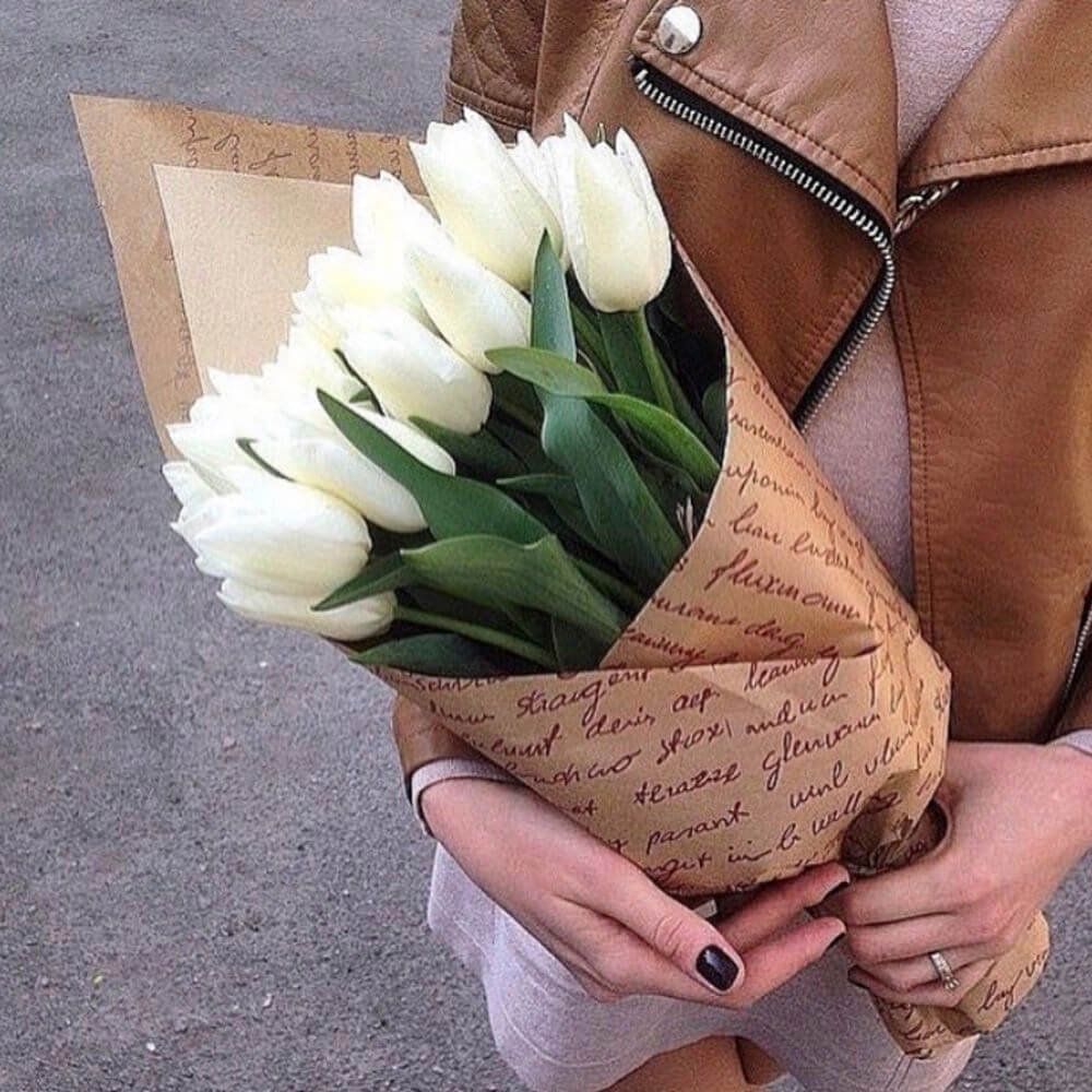 Белые тюльпаны в руках