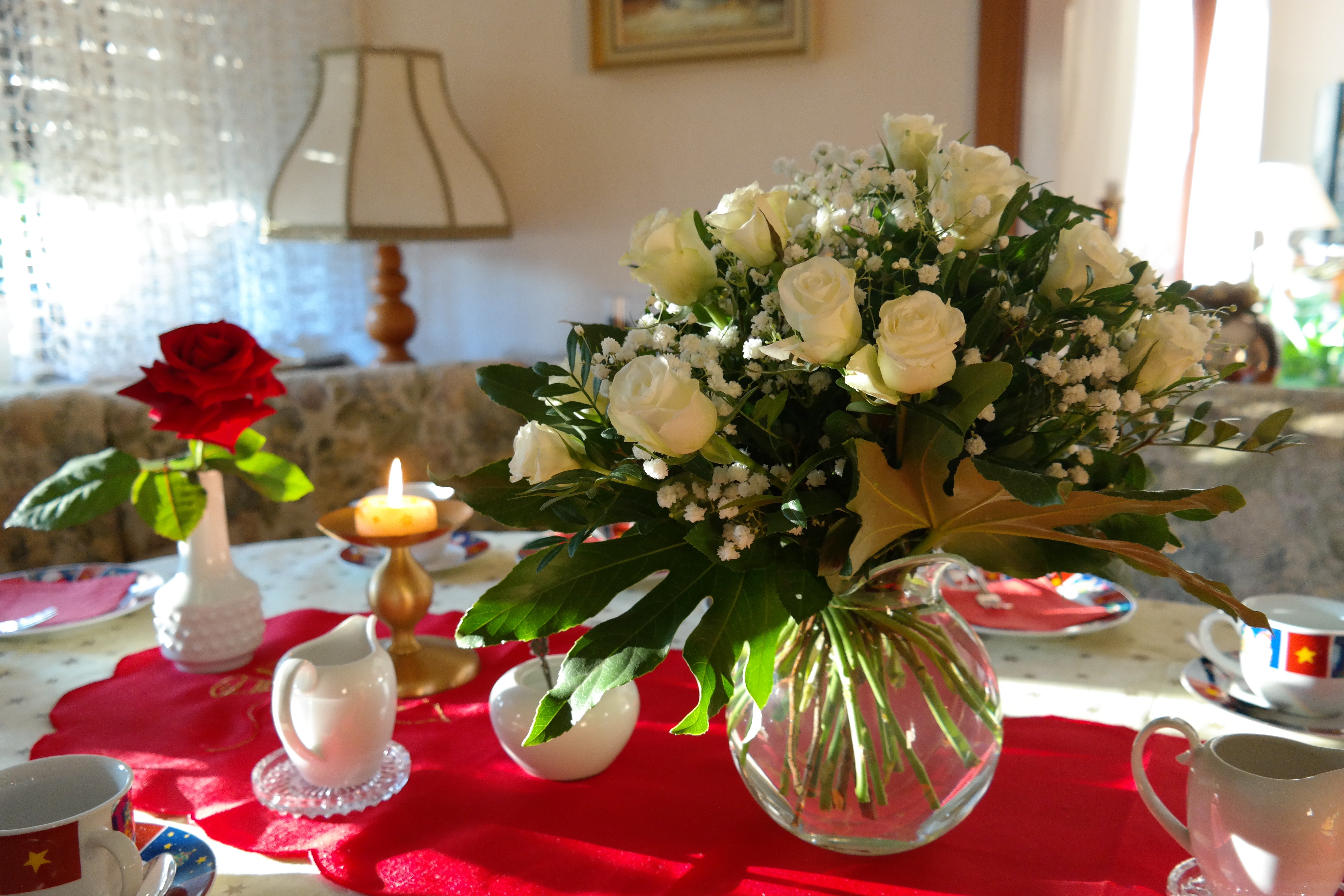 Букеты роз в вазе на столе. Цветочные композиции на стол. Композиция из цветов на стол. Букет цветов на столе. Ваза с цветами на столе.