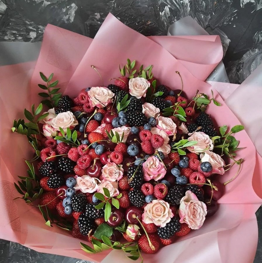 Букет с ягодами и розами