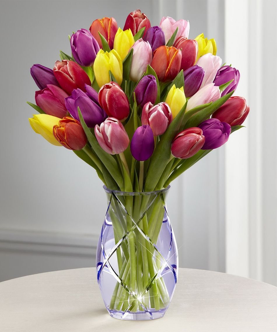 Малиновые тюльпаны в вазе