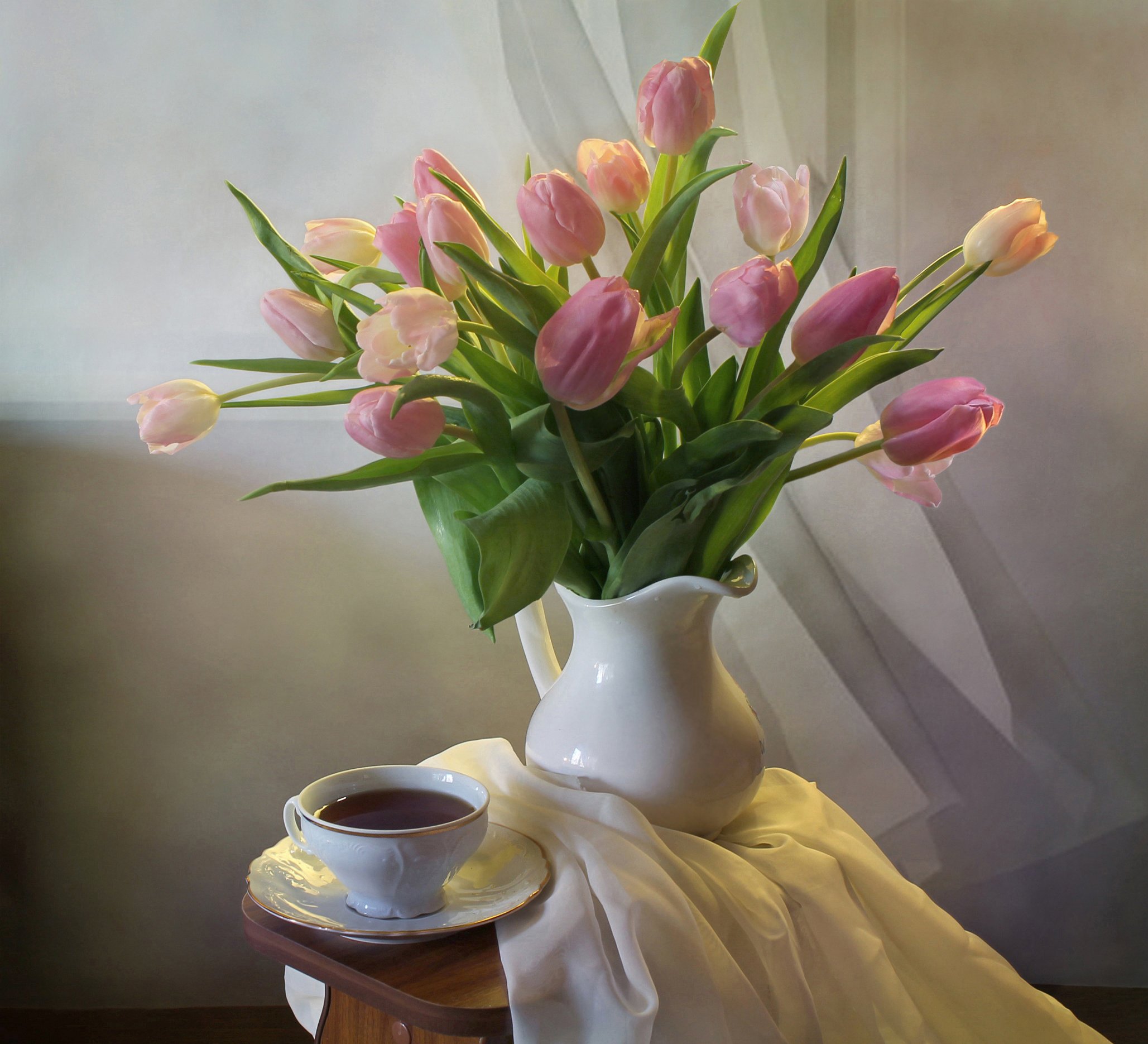 Доброе весеннее утро с тюльпанами картинки. Букет в вазе. Тюльпаны в вазе. Весенний букет в вазе. Цветы тюльпаны в вазе.