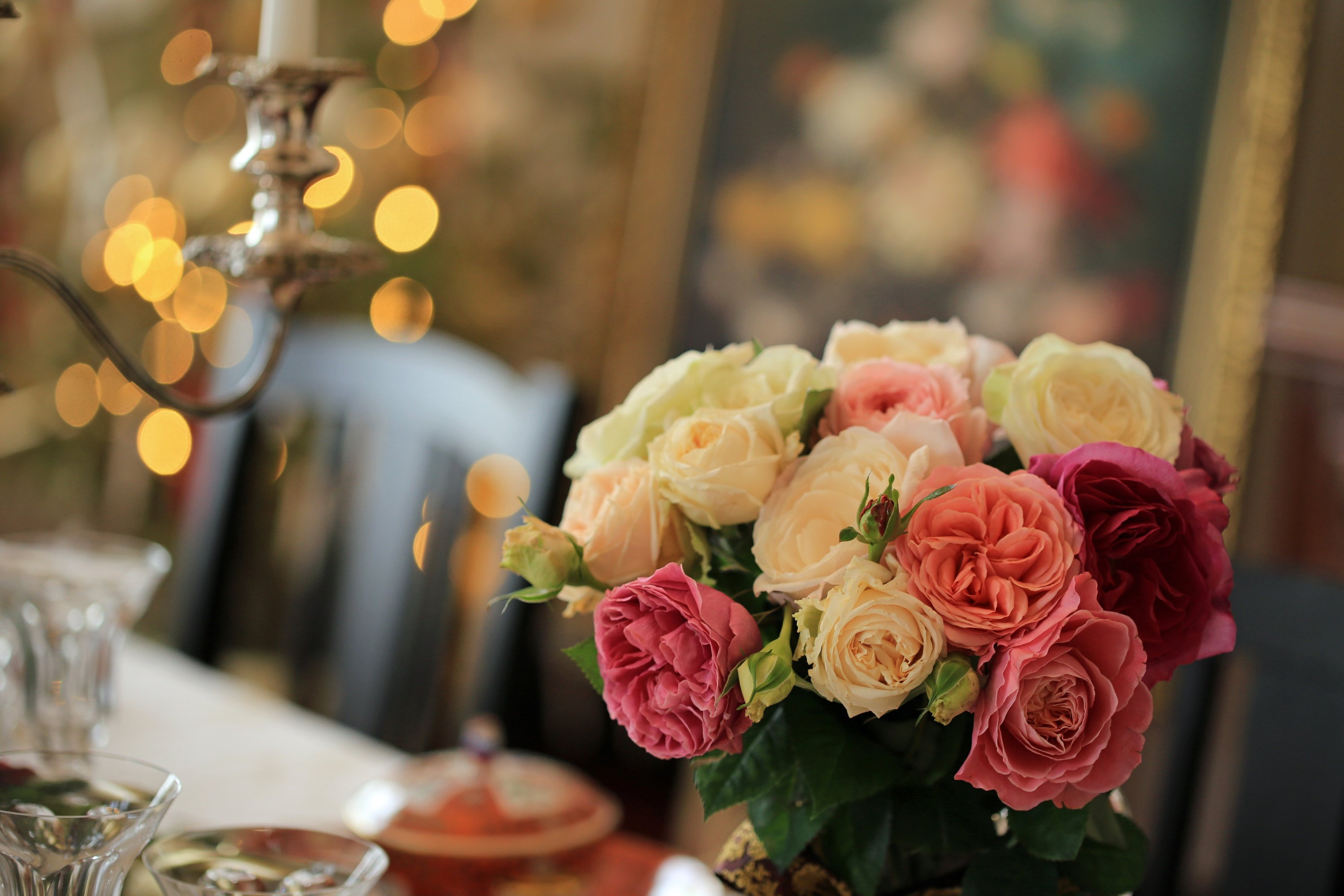 Много цветов на столе. Букет на столе. Красивый букет на столе. Цветы на столе букет. Букет роз на столе.