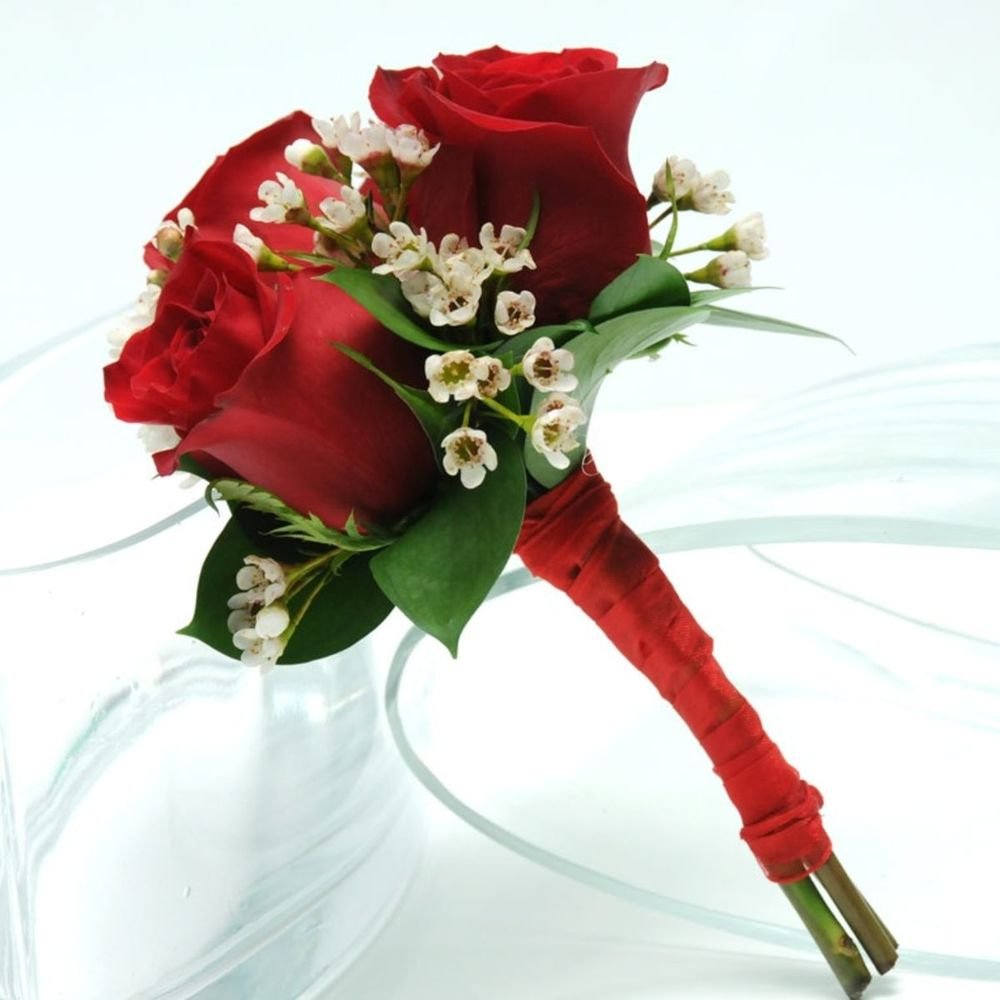Небольшой свадебный букет из красных роз