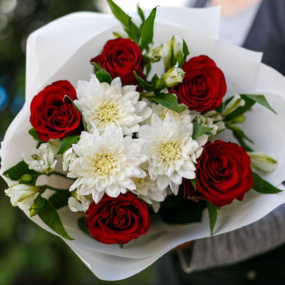 Букет розы хризантемы альстромерии