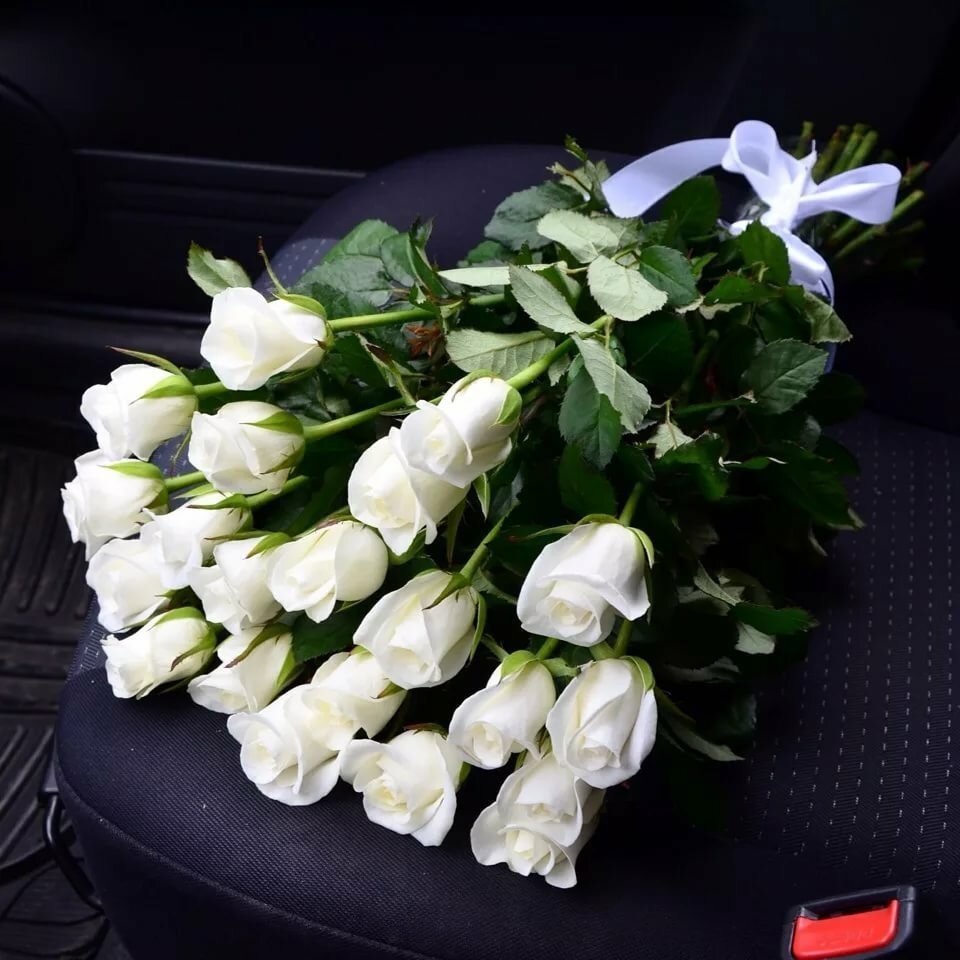 Букет цветов в машине реальные