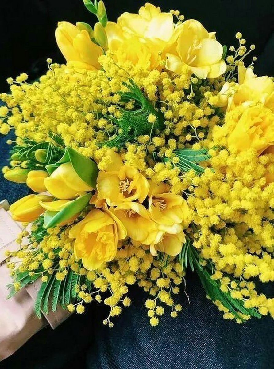 Жёлтые цветы на 8 марта