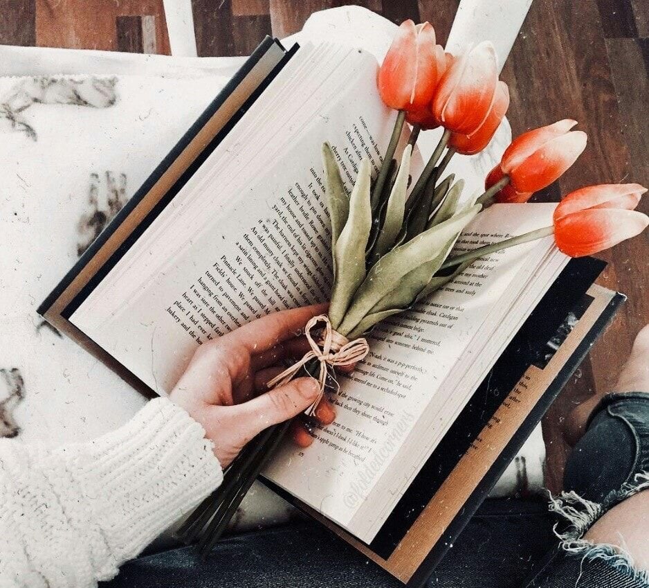Букет цветов и книга