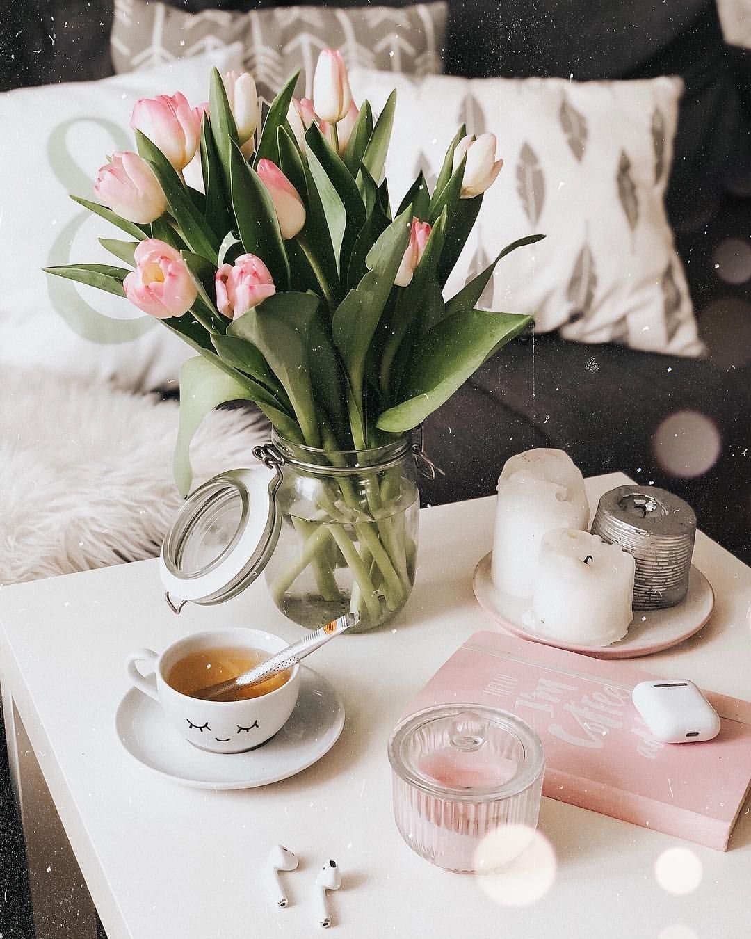 Доброе весеннее утро с тюльпанами картинки. Красивый завтрак с цветами. Кофе цветы стильные. Завтрак с тюльпанами. Букет тюльпанов к завтраку.