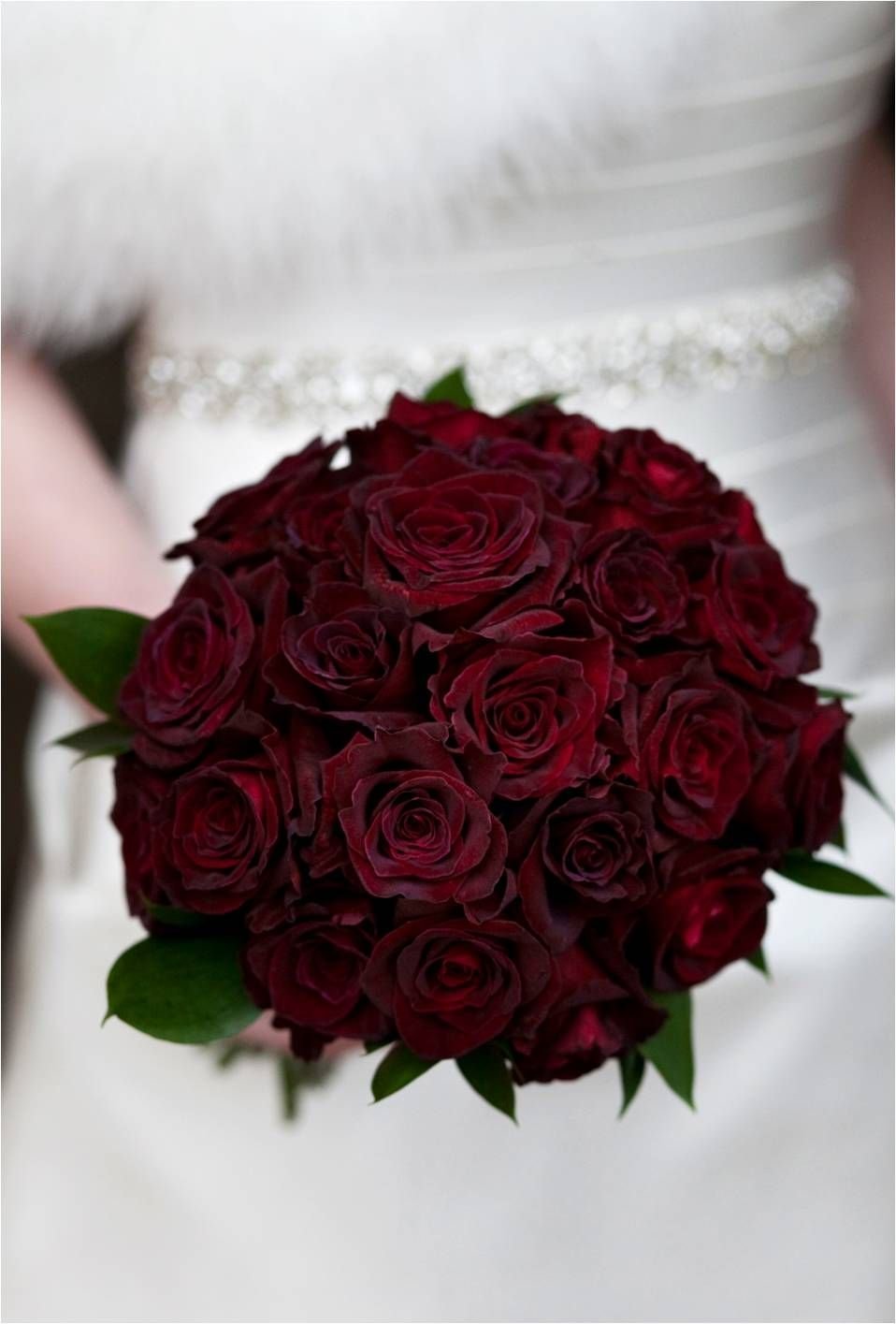 Букет невесты розы бордо