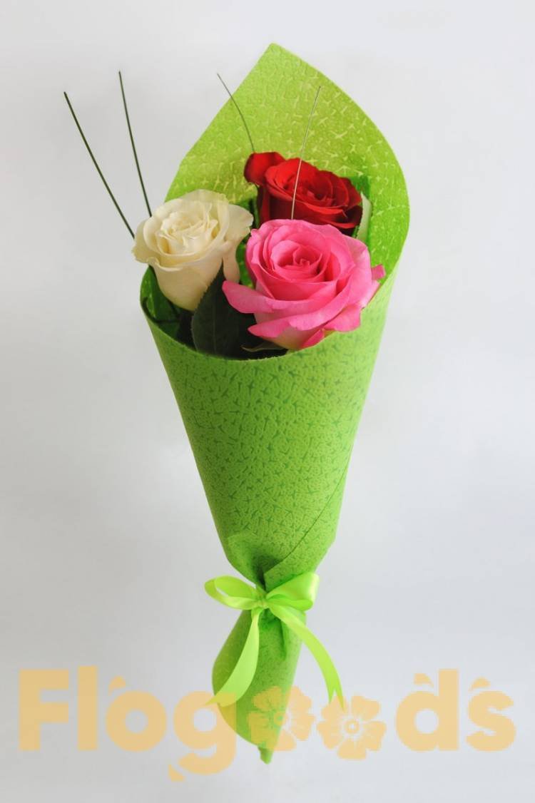 Небольшой свадебный букет из красных роз