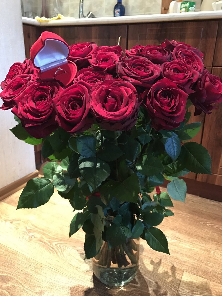 Букет красных роз на столе