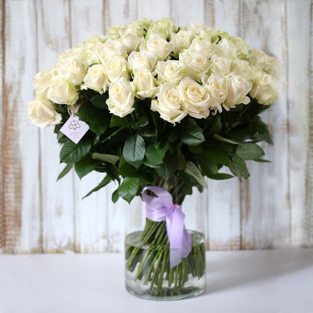 Букеты роз в вазе на столе. Белые розы в вазе. Букет белых роз. Красивый белый букет. Букет роз в вазе.