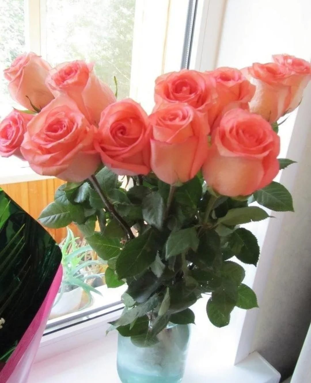 Фото реальных букетов цветов дома. Букет цветов на подоконнике. Красивый букет дома. Букет роз на подоконнике. Букет цветов в вазе дома.