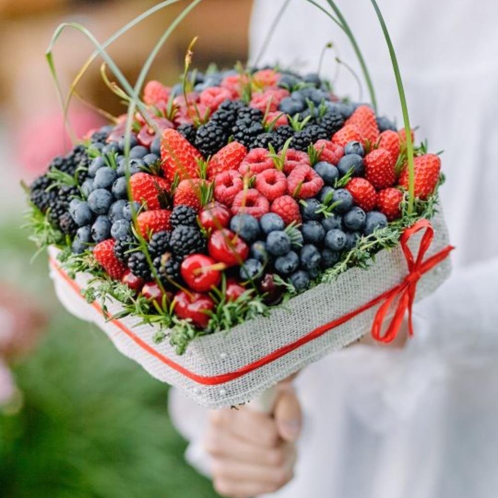 Букет ягоды доставка. Фруктовый букет. Ягодно-цветочный букет. Букет из ягод и фруктов. Композиция из ягод.