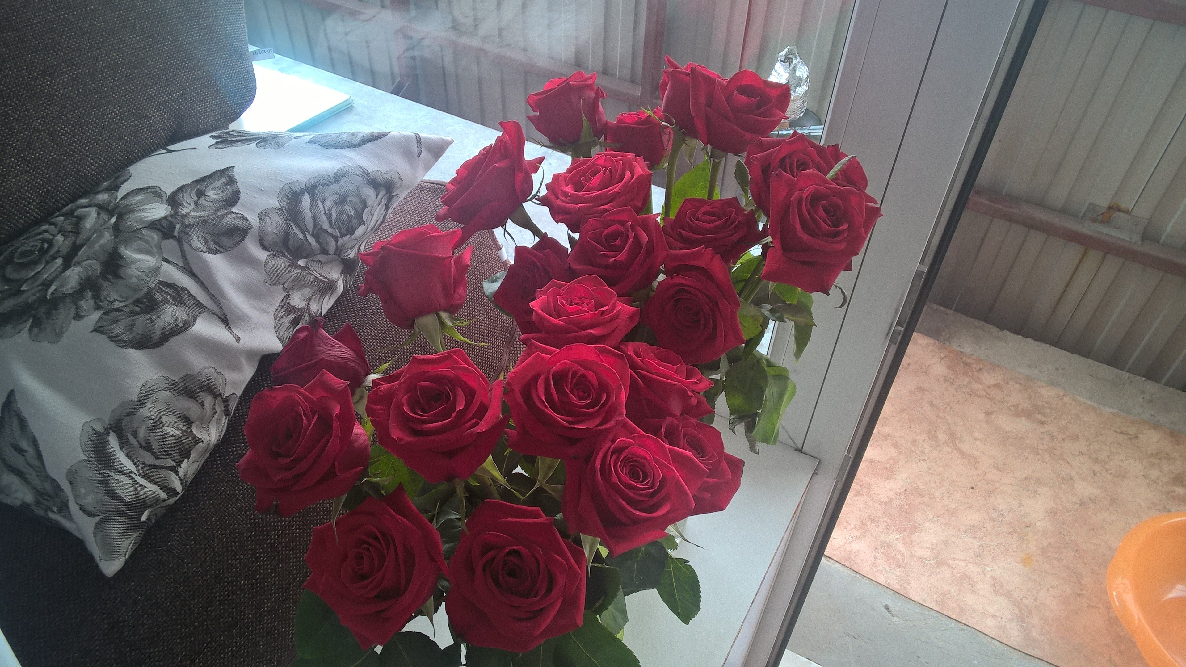 Сегодня мне подарили цветы. Букет роз дома. Букет цветов на столе дома. Букет роз на окне. Розовые розы букет на подоконнике.