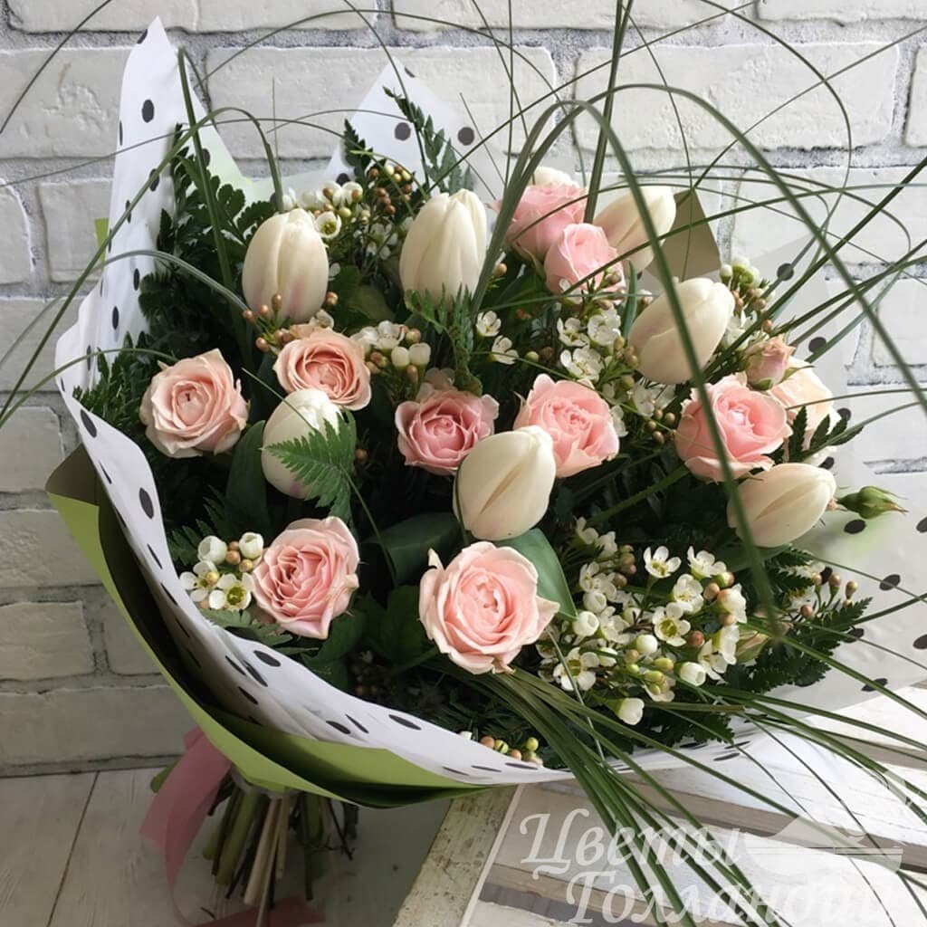 Розы можно ставить с тюльпанами. Цветочные композиции с тюльпанами. Buket s tulpanami. Композиция из роз и тюльпанов.