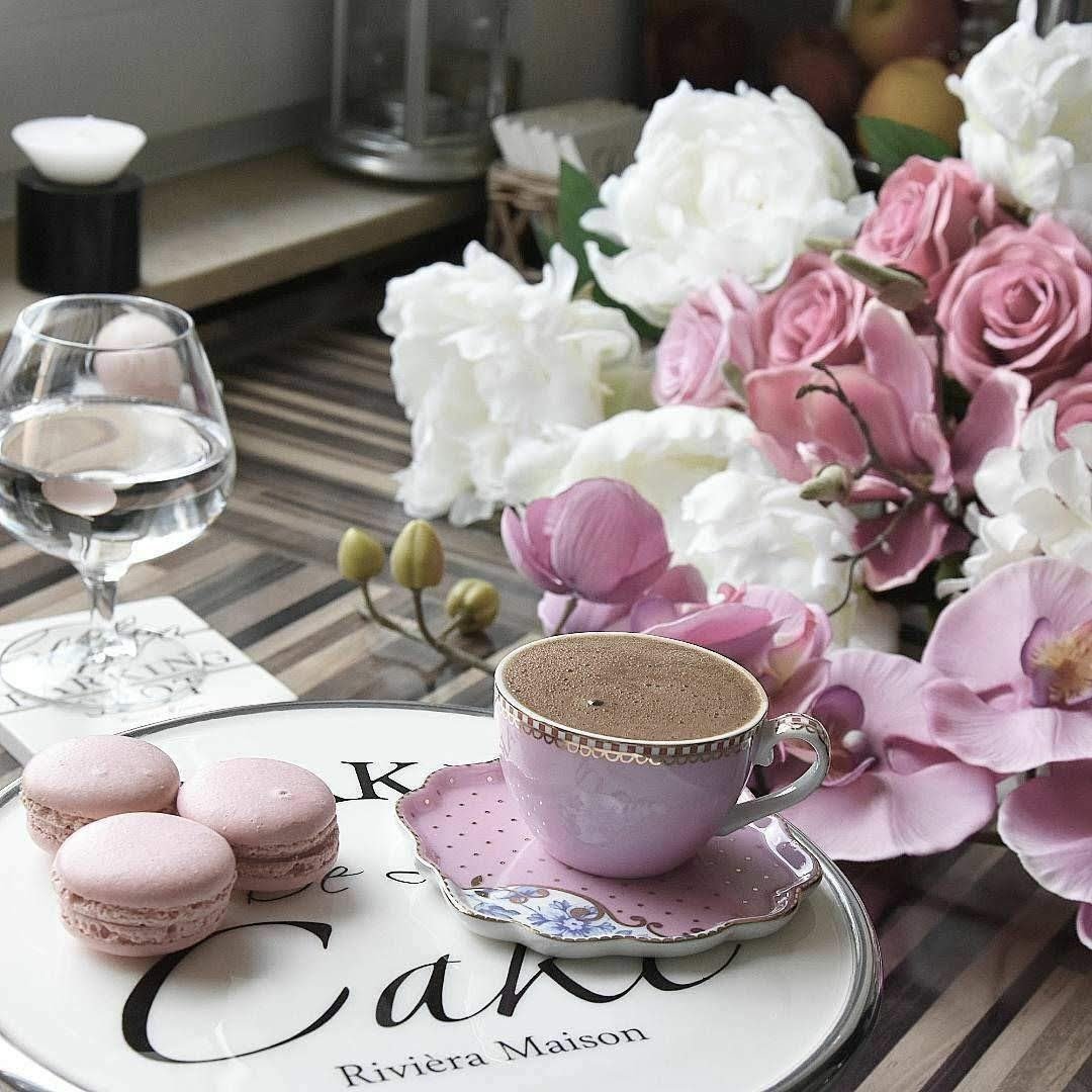 Доброе утро стильные наикрасивейшие открытки. Кофе и цветы. Утро кофе цветы. Кофе цветы стильные. Доброе утро нежные.