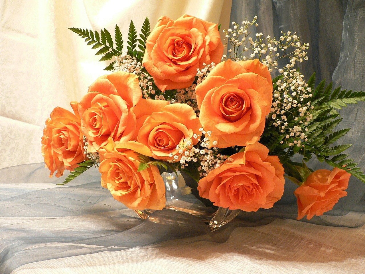 Оранжевые розы в вазе. Красивый оранжевый букет. Букет в оранжевых тонах. Шикарные оранжевые розы. Оранжевые розы букет.