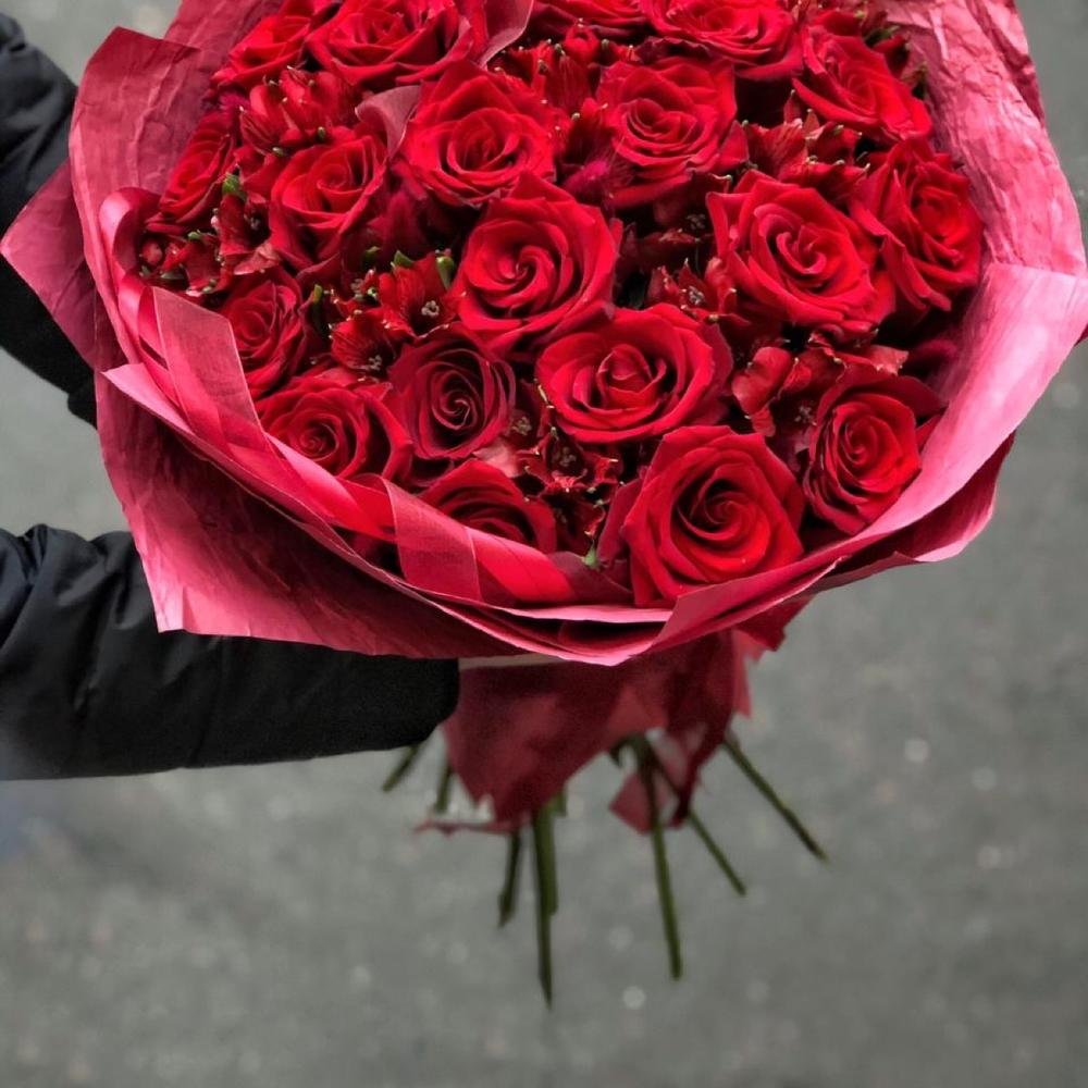 В букете было красных роз. Букет красных роз. Шикарный букет красных роз. Букет из красных роз. Огромный букет красных роз.