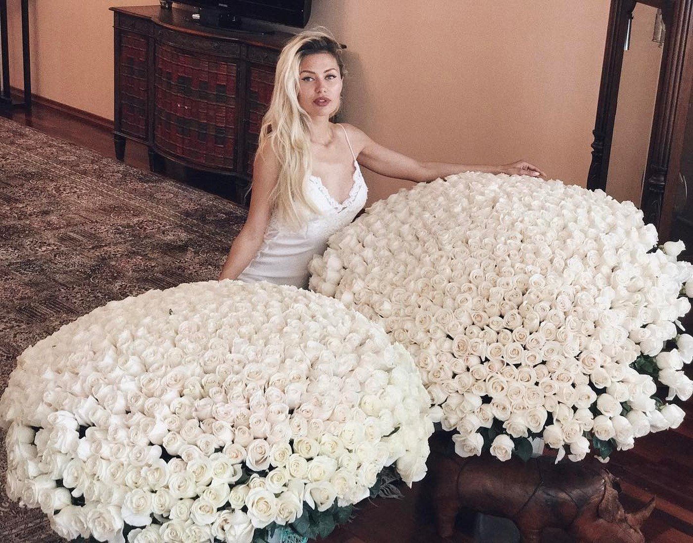 Я хочу туда где правят белые розы. Огромный букет. Девушка с огромным букетом. Девушка с большим букетом роз.