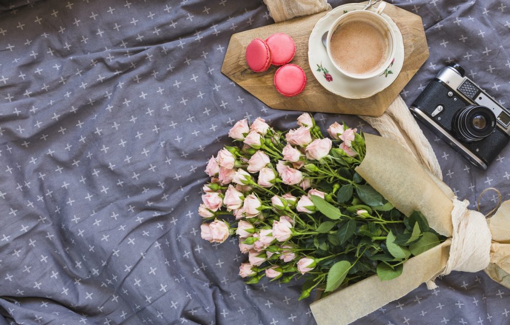 Букет розовых роз и кофе