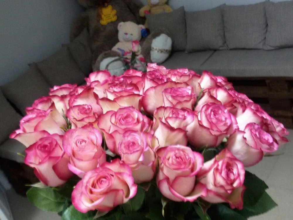 Букет розовых роз на постели
