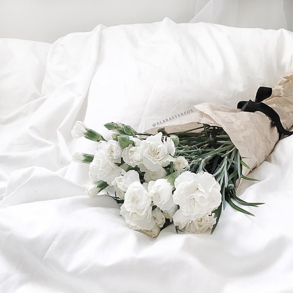 Цветы на белой постели