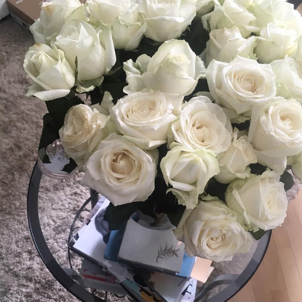 Букет белых роз дома