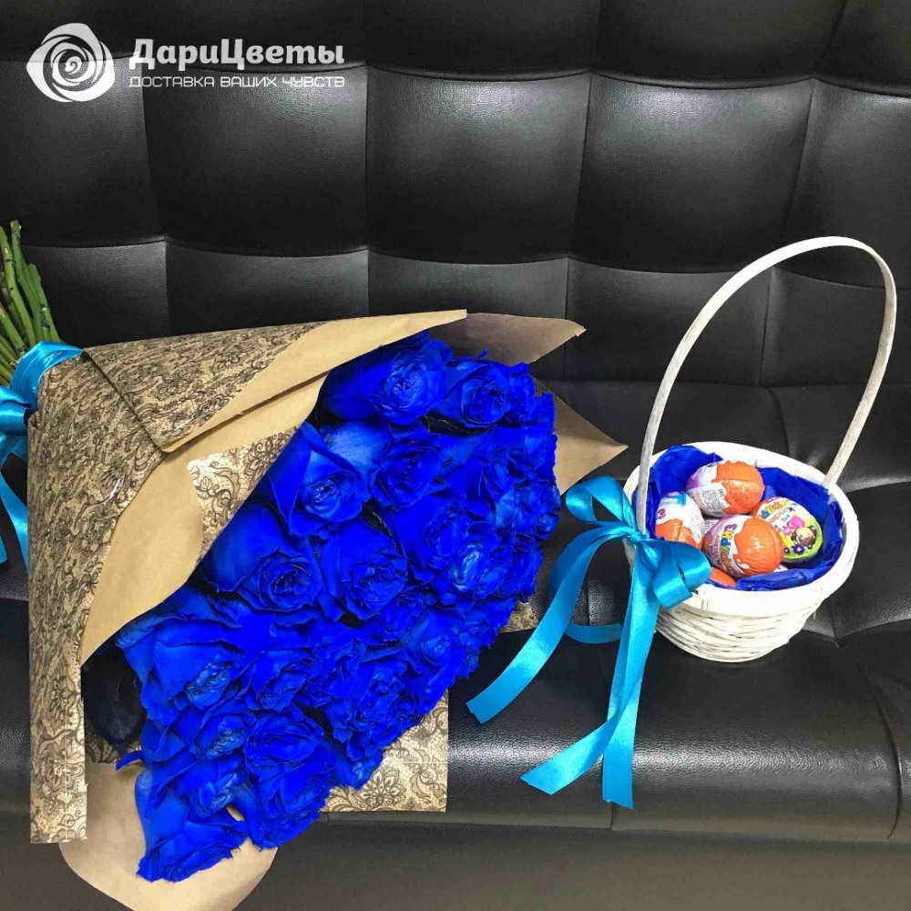 Букет синих роз в машине