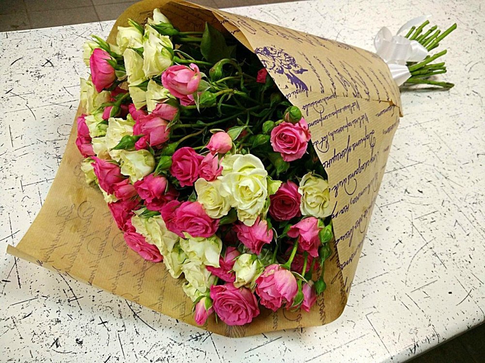 Букет кустовых роз в крафтовой бумаге