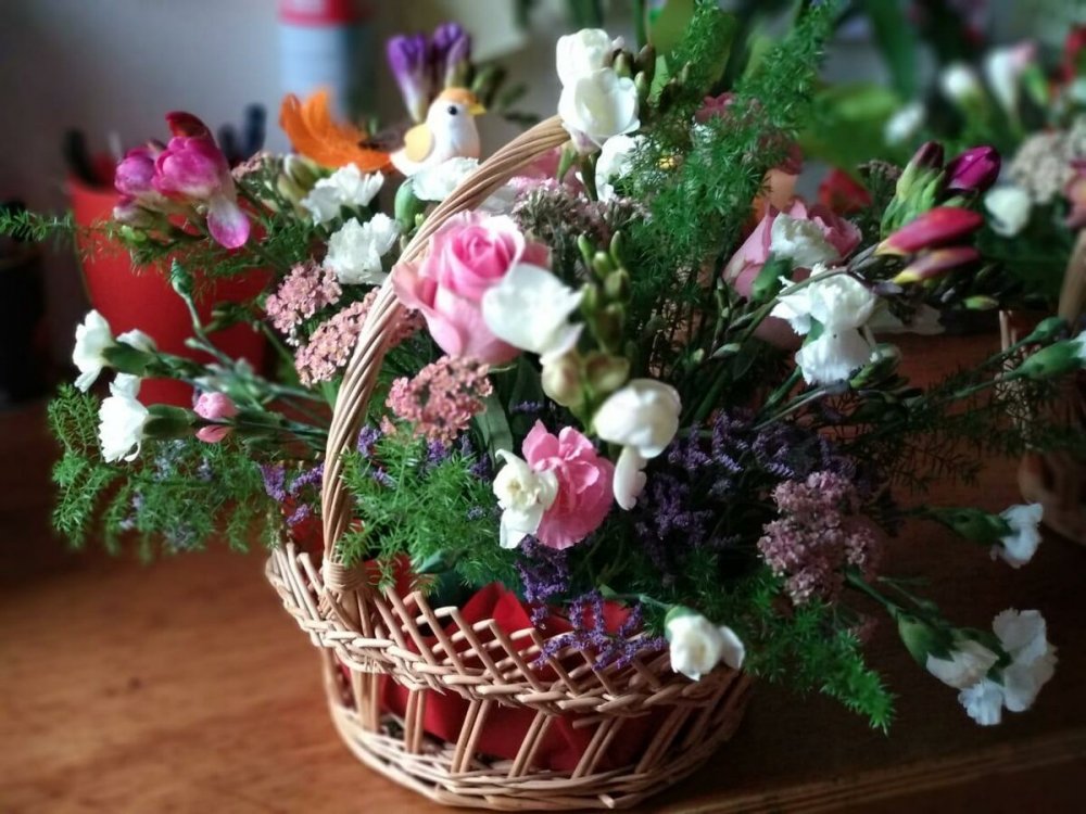 Шикарные элегантные цветы в корзине