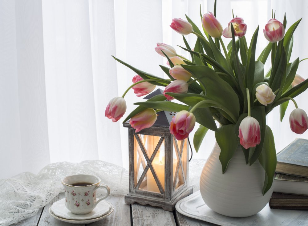 Тюльпаны в вазе на столе