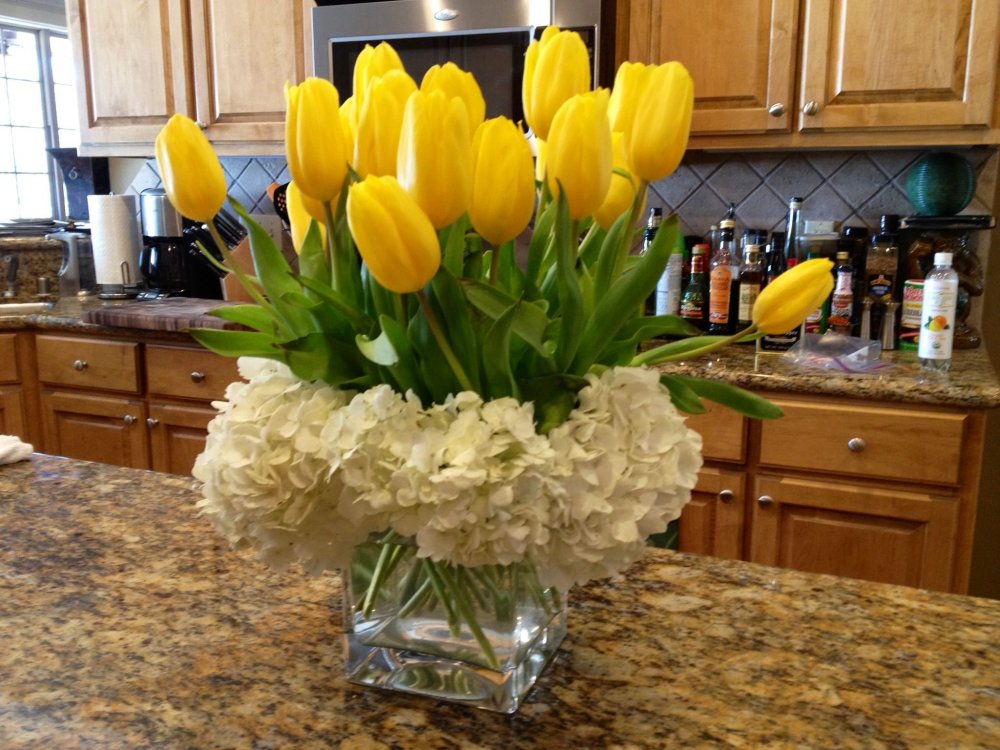 Тюльпаны в домашней обстановке