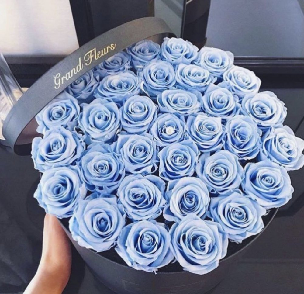 Букет из голубых и белых роз